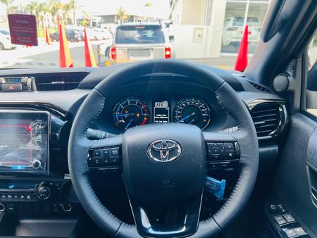 2026-Toyota-Hilux-28-GD-6-RB-Legend-55-Auto-Double-Cab_8