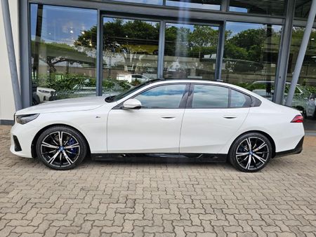 2025-BMW-i5-eDrive40-M-Sport_2