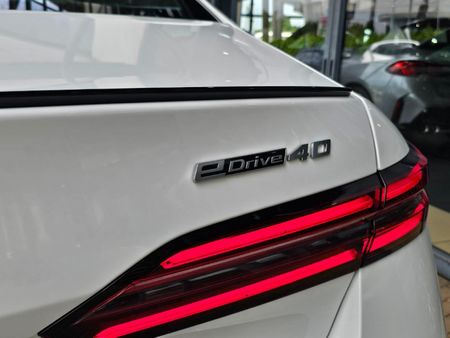 2025-BMW-i5-eDrive40-M-Sport_4