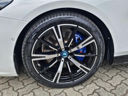 2025-BMW-i5-eDrive40-M-Sport_5