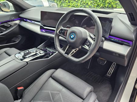 2025-BMW-i5-eDrive40-M-Sport_6