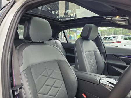 2025-BMW-i5-eDrive40-M-Sport_7