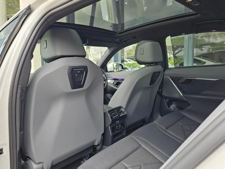 2025-BMW-i5-eDrive40-M-Sport_8