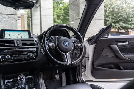 2018-BMW-M2-Coupe-Auto_23