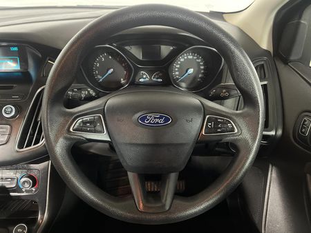 2016-Ford-Focus-10-EcoBoost-Ambiente-Auto_12