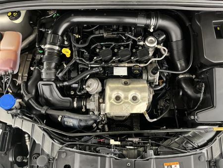 2016-Ford-Focus-10-EcoBoost-Ambiente-Auto_13