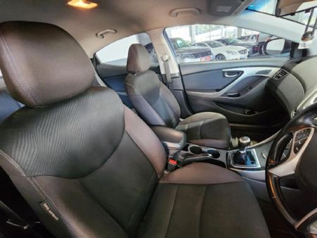 2012-Hyundai-Elantra-18-GLS-Executive_10