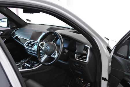 2018-BMW-X5-M50d_11