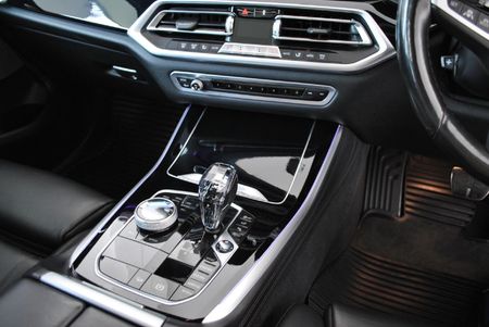2018-BMW-X5-M50d_15