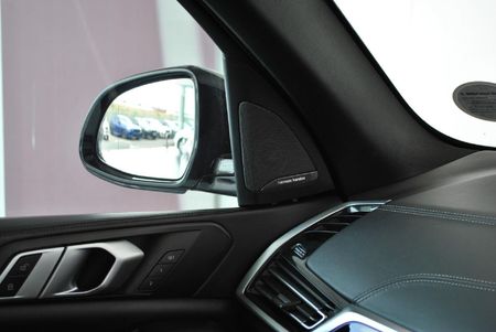 2018-BMW-X5-M50d_17