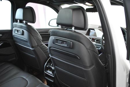 2018-BMW-X5-M50d_18