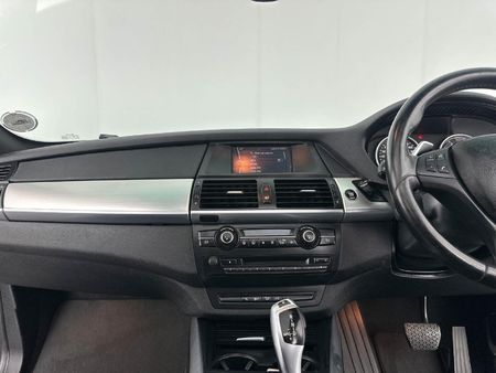 2013-BMW-X5-M50d_11