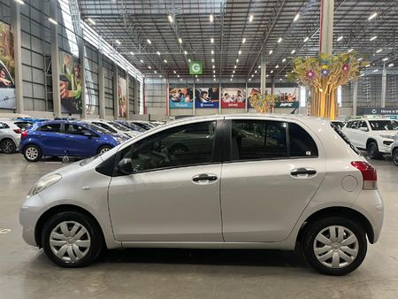 2010-Toyota-Yaris-T3-5-dr_5