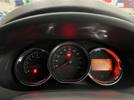 2016-Renault-Sandero-900T-Stepway_10