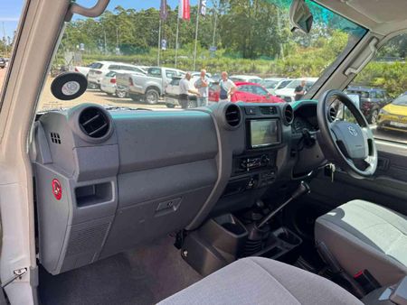 2019-Toyota-Land-Cruiser-79-45-D-Double-Cab_12