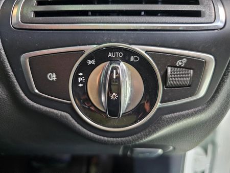 2017-Mercedes-Benz-C-Class-C-180-Avantgarde-Auto_15