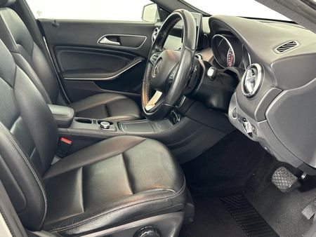 2017-Mercedes-Benz-CLA-200-Auto_9