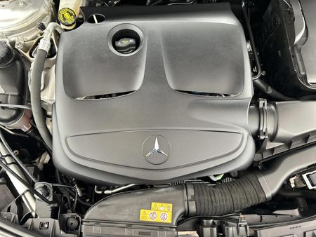 2017-Mercedes-Benz-CLA-200-Auto_13