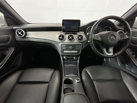 2017-Mercedes-Benz-CLA-200-Auto_1