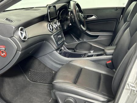 2017-Mercedes-Benz-CLA-200-Auto_8