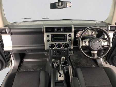 2011-Toyota-FJ-Cruiser-40-V6-Trail-Cruiser_13