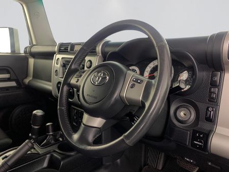 2011-Toyota-FJ-Cruiser-40-V6-Trail-Cruiser_14