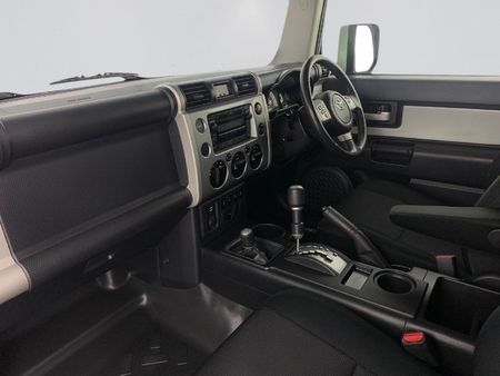 2011-Toyota-FJ-Cruiser-40-V6-Trail-Cruiser_16