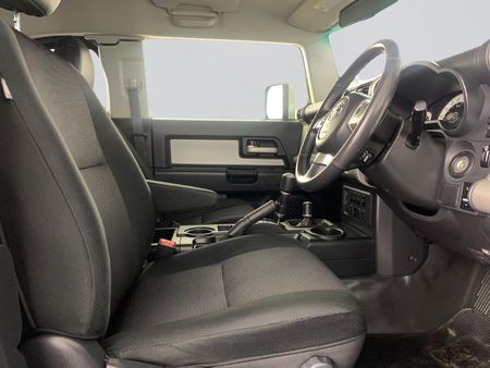 2011-Toyota-FJ-Cruiser-40-V6-Trail-Cruiser_17