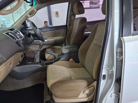 2013-Toyota-Fortuner-25-D-4D-Raised-Body_9