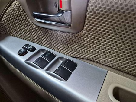 2013-Toyota-Fortuner-25-D-4D-Raised-Body_17