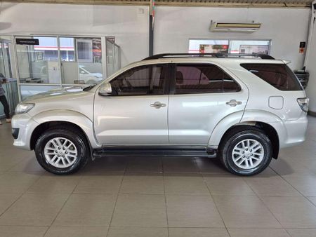 2013-Toyota-Fortuner-25-D-4D-Raised-Body_1