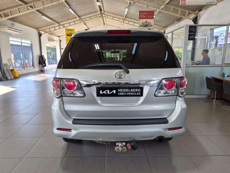 2013-Toyota-Fortuner-25-D-4D-Raised-Body_2