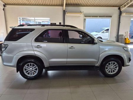 2013-Toyota-Fortuner-25-D-4D-Raised-Body_4