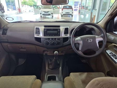 2013-Toyota-Fortuner-25-D-4D-Raised-Body_5