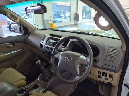 2013-Toyota-Fortuner-25-D-4D-Raised-Body_6
