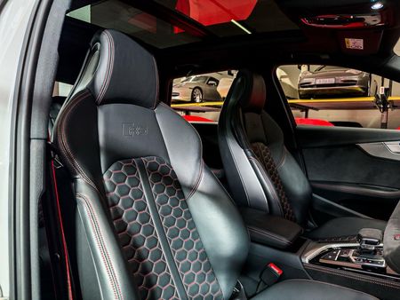 2024-Audi-RS4-Avant-quattro-Auto_10