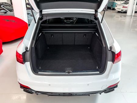 2024-Audi-RS4-Avant-quattro-Auto_16