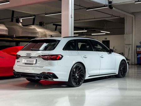 2024-Audi-RS4-Avant-quattro-Auto_3