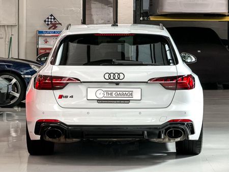2024-Audi-RS4-Avant-quattro-Auto_4