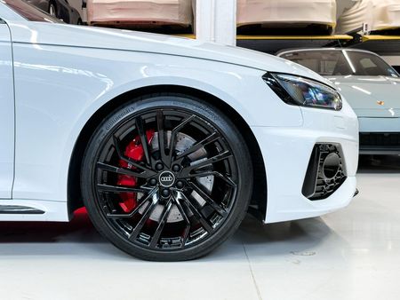 2024-Audi-RS4-Avant-quattro-Auto_5