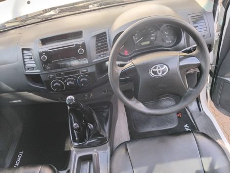 2016-Toyota-Hilux-25-D-4D-SRX-4x4-Single-Cab_9