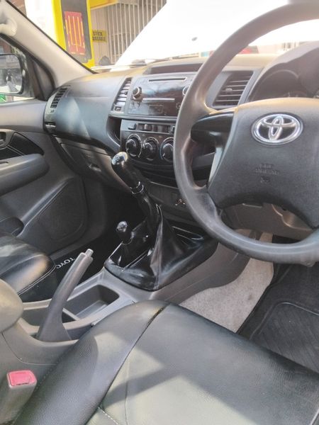 2016-Toyota-Hilux-25-D-4D-SRX-4x4-Single-Cab_10