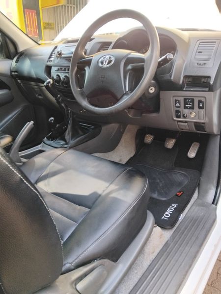 2016-Toyota-Hilux-25-D-4D-SRX-4x4-Single-Cab_11