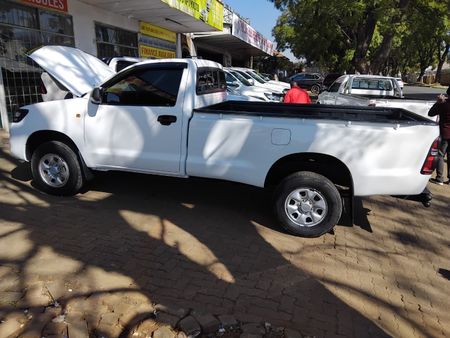 2016-Toyota-Hilux-25-D-4D-SRX-4x4-Single-Cab_15