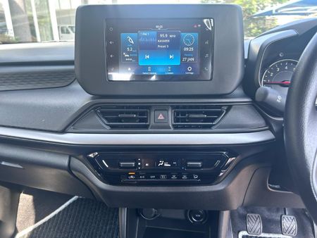 2026-Suzuki-Swift-12-GL_10