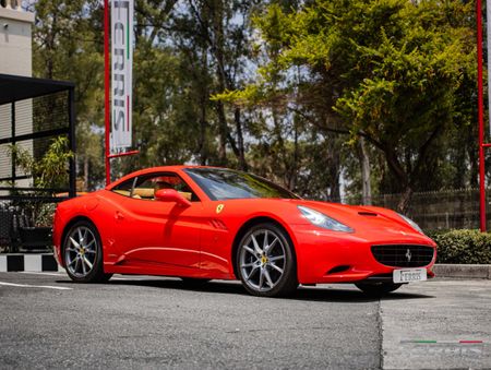 2010-Ferrari-California-22_0