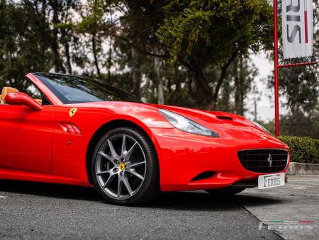 2010-Ferrari-California-22_9