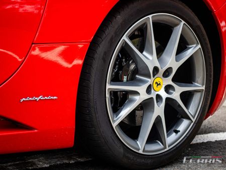 2010-Ferrari-California-22_10