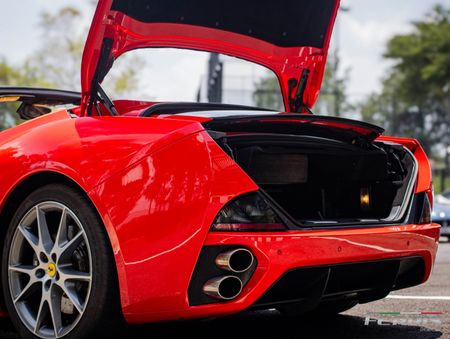 2010-Ferrari-California-22_11