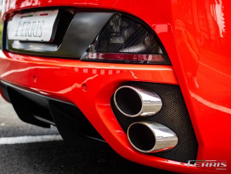 2010-Ferrari-California-22_12
